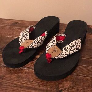 Eliza B black/white floral flip flops